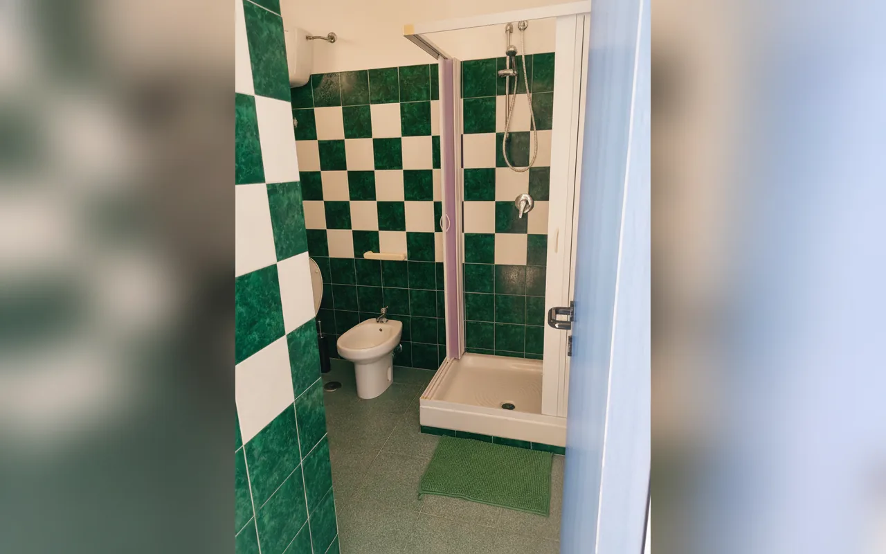 Camera con bagno privato — Appartamento SoleLuna, Sant'Andrea Apostolo dello Ionio (Calabria) (foto 17)